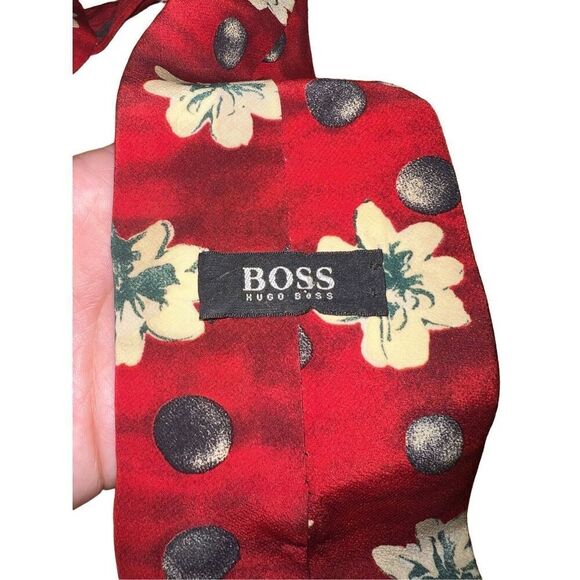 Hugo Boss Red Flower Print Made in Italy Neck Tie - Picture 3 of 6